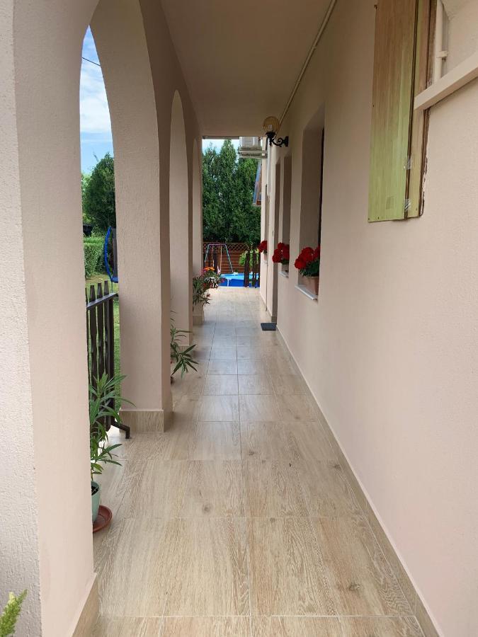Nagcsalados Rozsa Apartman バラトンレッレ エクステリア 写真