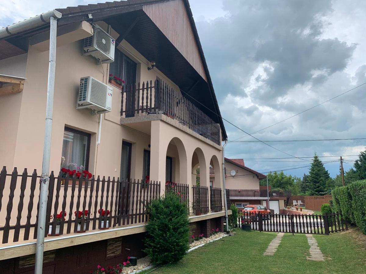 Nagcsalados Rozsa Apartman バラトンレッレ エクステリア 写真